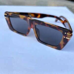 Trendy Tortoise Shell Sunglasses with Gold Details